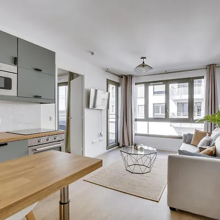 Chic Apart With Parking Near Paris